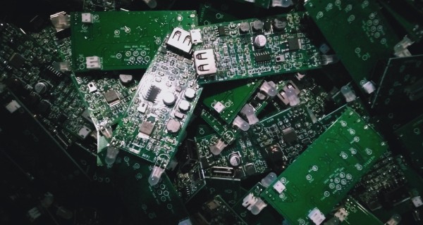 做好的<a href='/new/175.html' style='color: blue;' target='_blank'><a href='/new/175.html' style='color: blue;' target='_blank'>PCB</a></a>A板未規(guī)范放置，容易出現(xiàn)撞件
